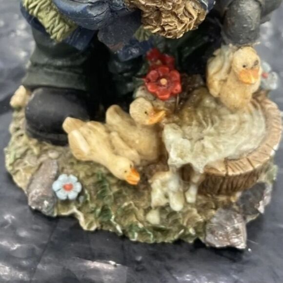 Boyd's Bears Outdoor Floral Brimmed Grandma Gardner Wash Spigot & Ducklings - Picture 9 of 9